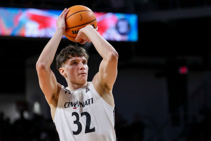 Feb 20, 2022; Cincinnati, Ohio, USA; Cincinnati Bearcats forward Jarrett Hensley (32) shoots a free throw against the Temple Owls in the first half at Fifth Third Arena. Mandatory Credit: Katie Stratman-USA TODAY Sports
